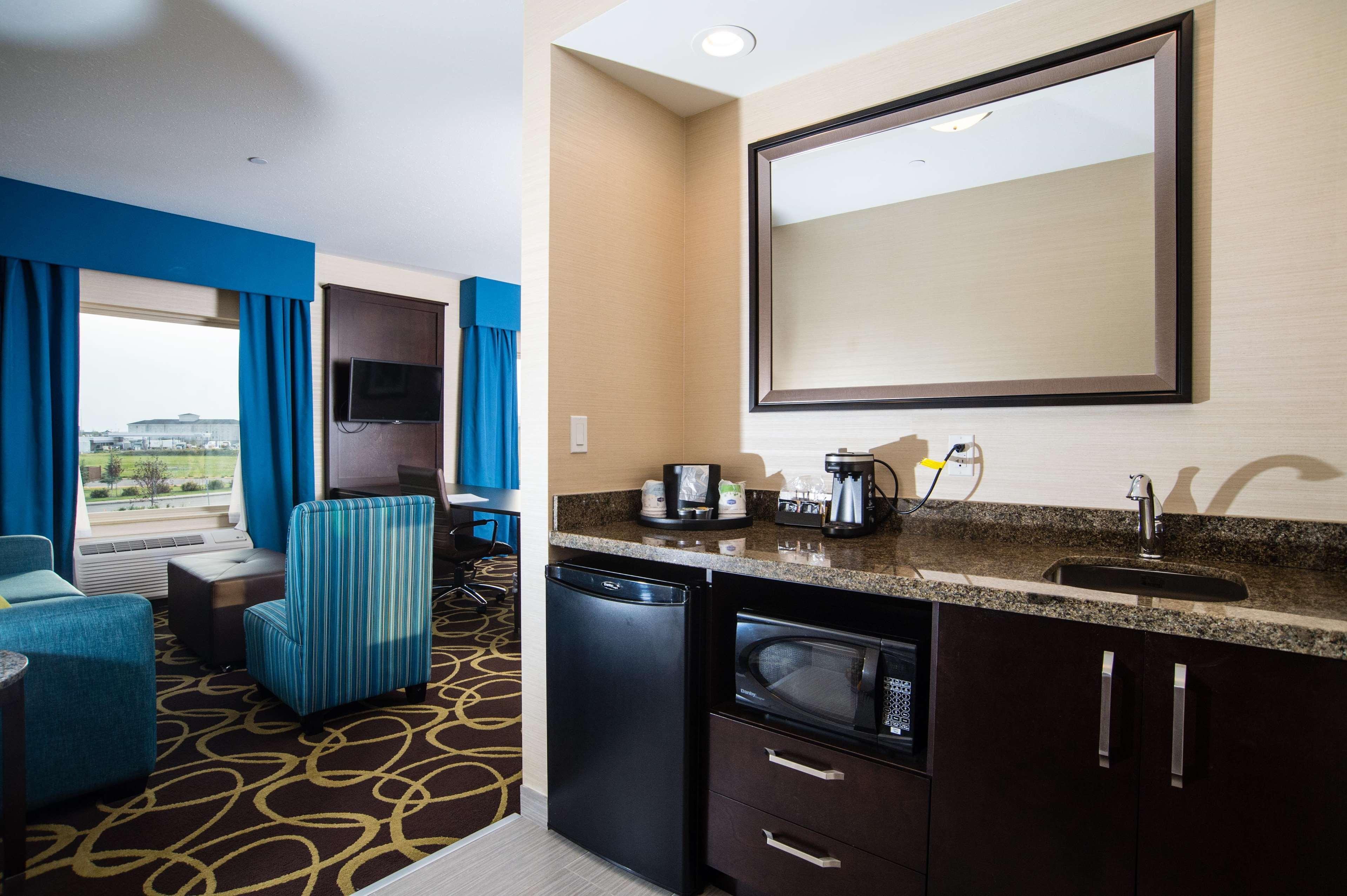 Hampton Inn & Suites East Gate Regina Exterior photo